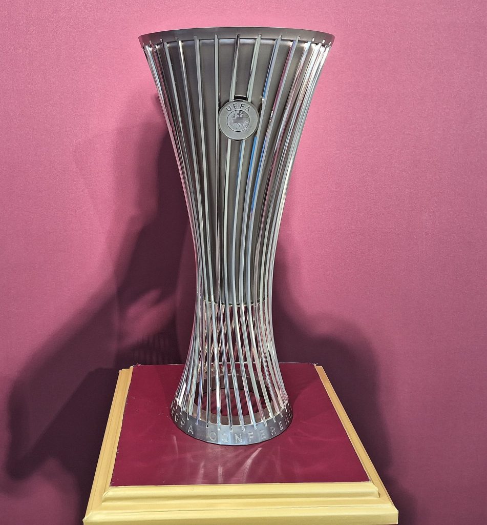 UEFA Conference League 2026/27: Thể thức vòng loại ba và cuộc đua hai lượt 3 Cúp UEFA Conference League trong ảnh tư liệu lịch sử