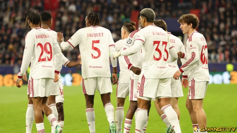 Đội hình Liverpool tập trung sau một bàn thắng trước LASK