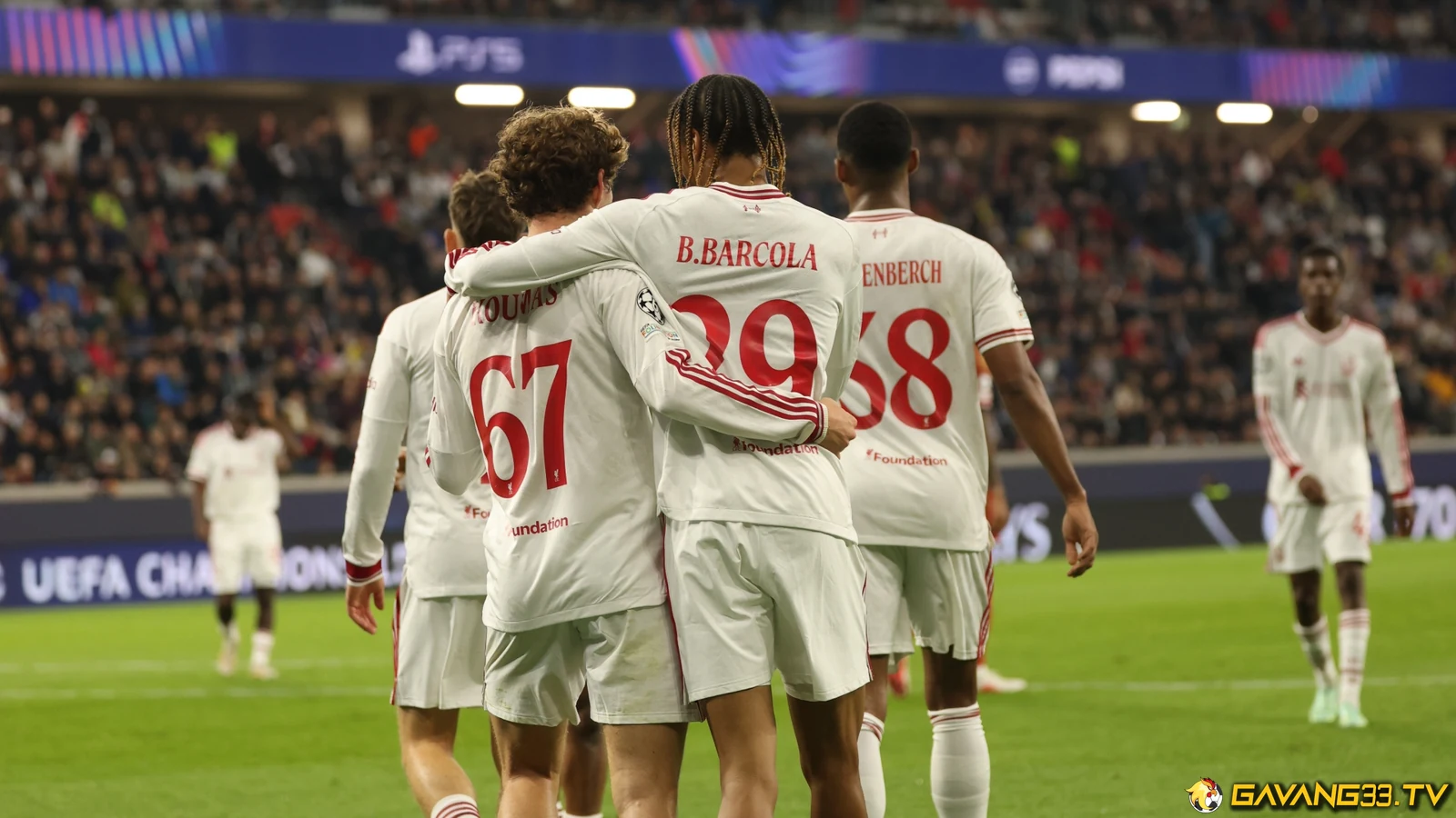 Liverpool thắng 6-3: Chiều sâu đội hình tạo khác biệt 2 Các cầu thủ trẻ Liverpool chia vui tại Champions League