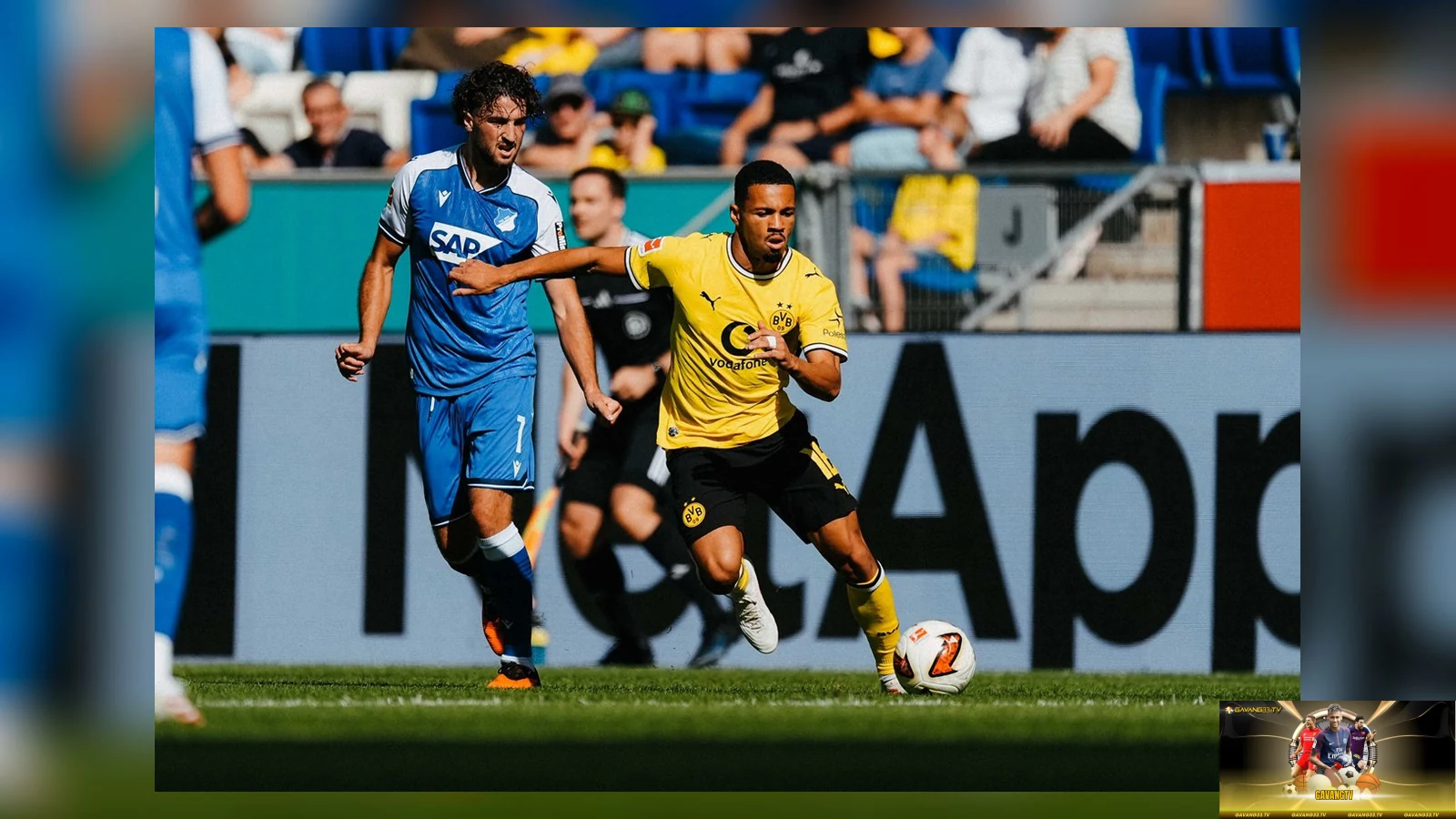 Cầu thủ Borussia Dortmund tranh chấp ở Bundesliga trong ảnh tư liệu trước trận