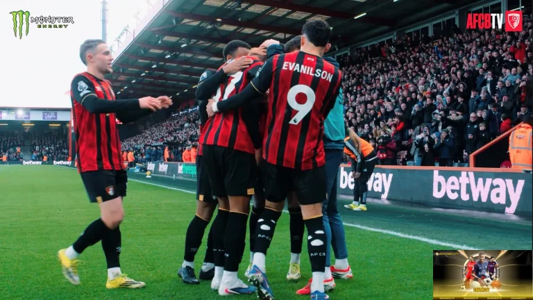 các cầu thủ Bournemouth ăn mừng bàn thắng