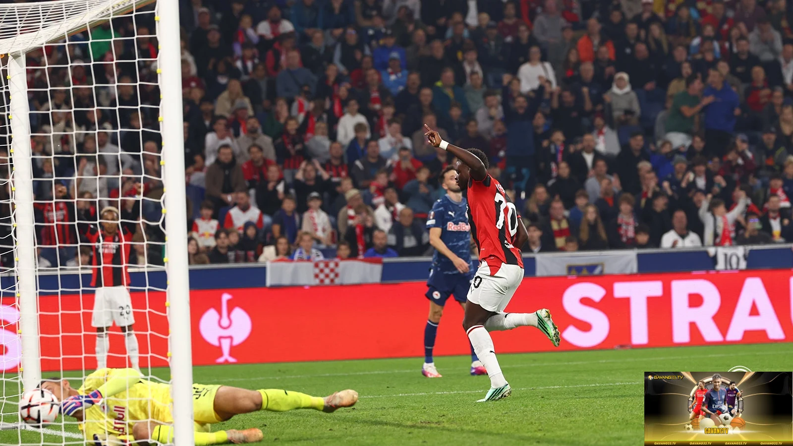 các cầu thủ Milan ăn mừng tại Salzburg