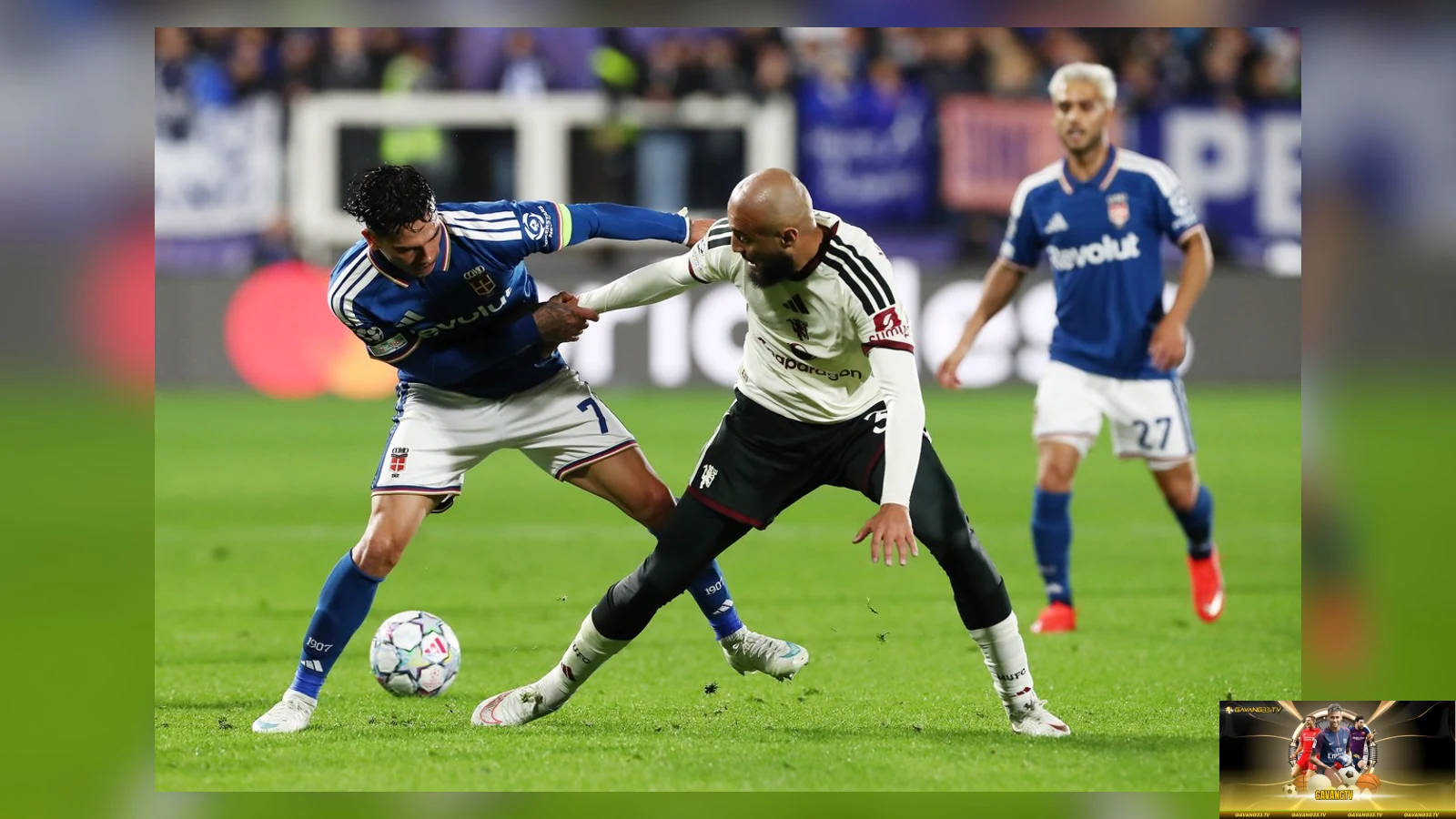 Manchester United tranh bóng trong trận gặp Como trong ảnh tư liệu trước trận