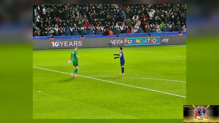Phân tích Man City vs Brighton: Phản ứng sau thất bại 2 Các cầu thủ Manchester City xếp hàng trong ảnh tư liệu trước trận