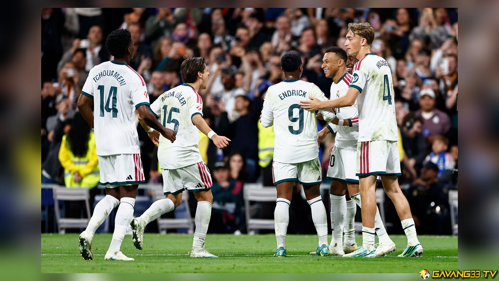 Diomande ấn định 4-1 trước Sevilla sau bàn rút ngắn của Bueno 2 Các cầu thủ Real Madrid ăn mừng trận thắng Sevilla